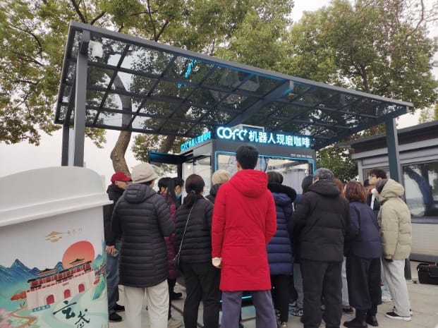 ¡Experimenta el punto de referencia futurista de Nanjing! COFE+, la primera cafetería operada por robots del mundo en el Lago Xuanwu, ofrece bebidas totalmente automatizadas y sin contacto. Descubre la experiencia revolucionaria del café robot en el comercio.